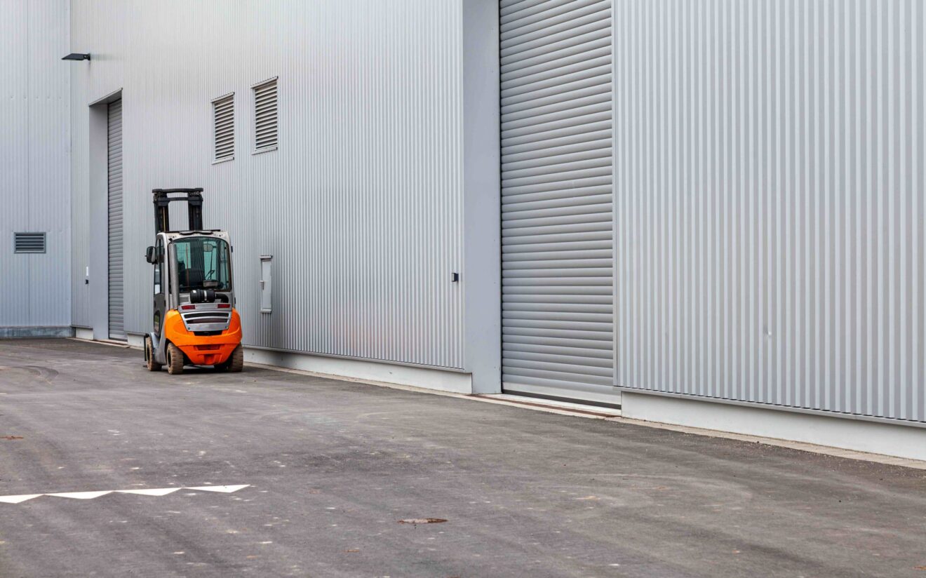 Gabelstapler vor einer modernen Industriefassade