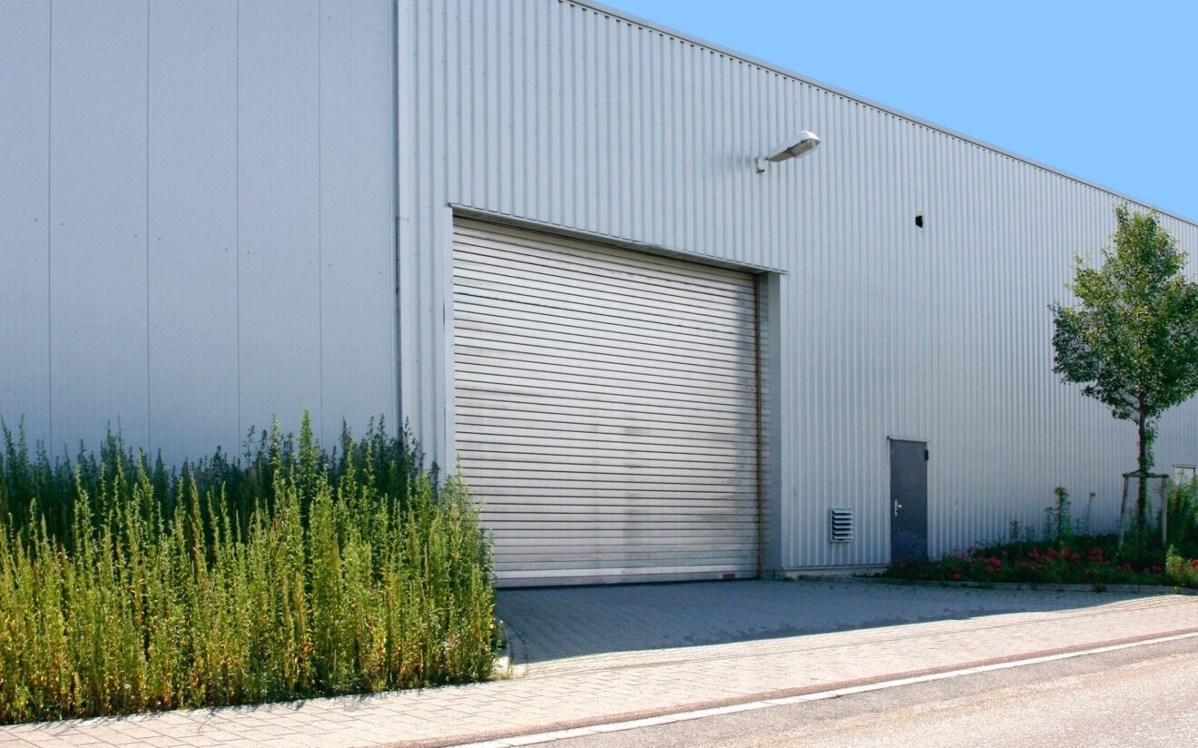 Lagerhalle mit Rolltor